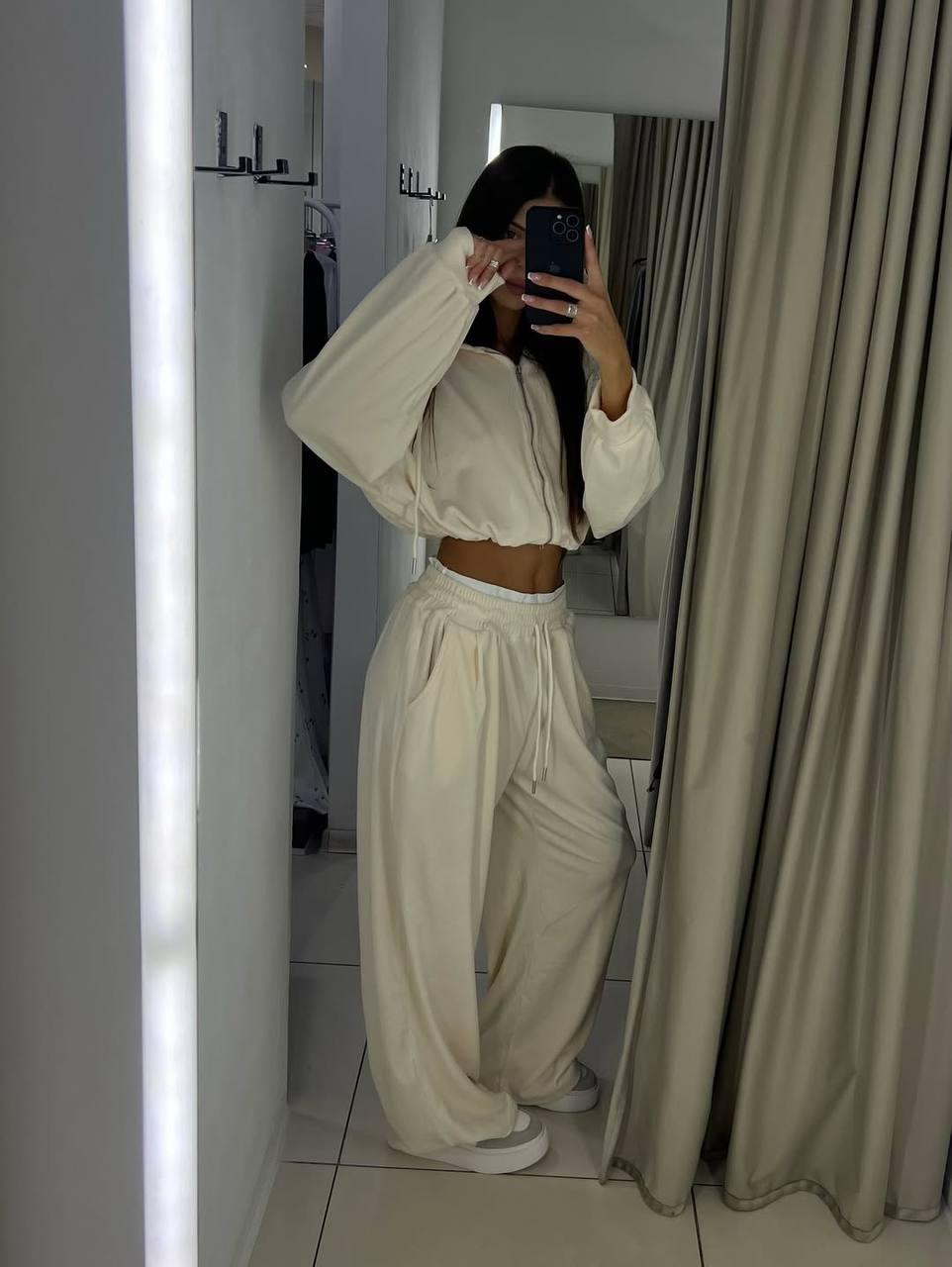 Veliūrinis kostiumėlis