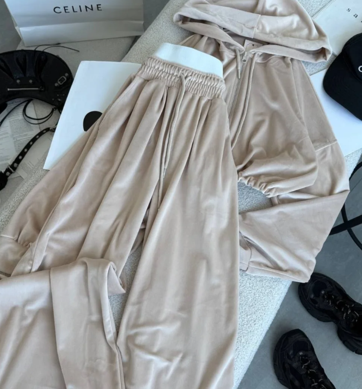 Veliūrinis kostiumėlis